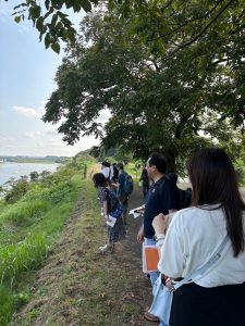 河原を歩くゼミ生たち。