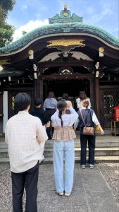 白金氷川神社でお参りするゼミ生たち。