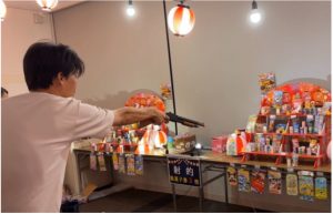 射的をする男性の後ろ姿の写真。