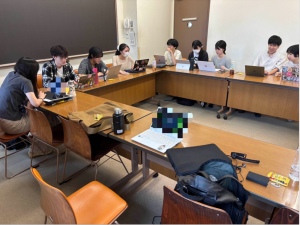 コの字に机が並べられた教室で、9名のゼミ生がパソコンを開いている写真