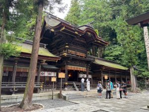 大社の前に並んで順番に手を合わせている様子の写真